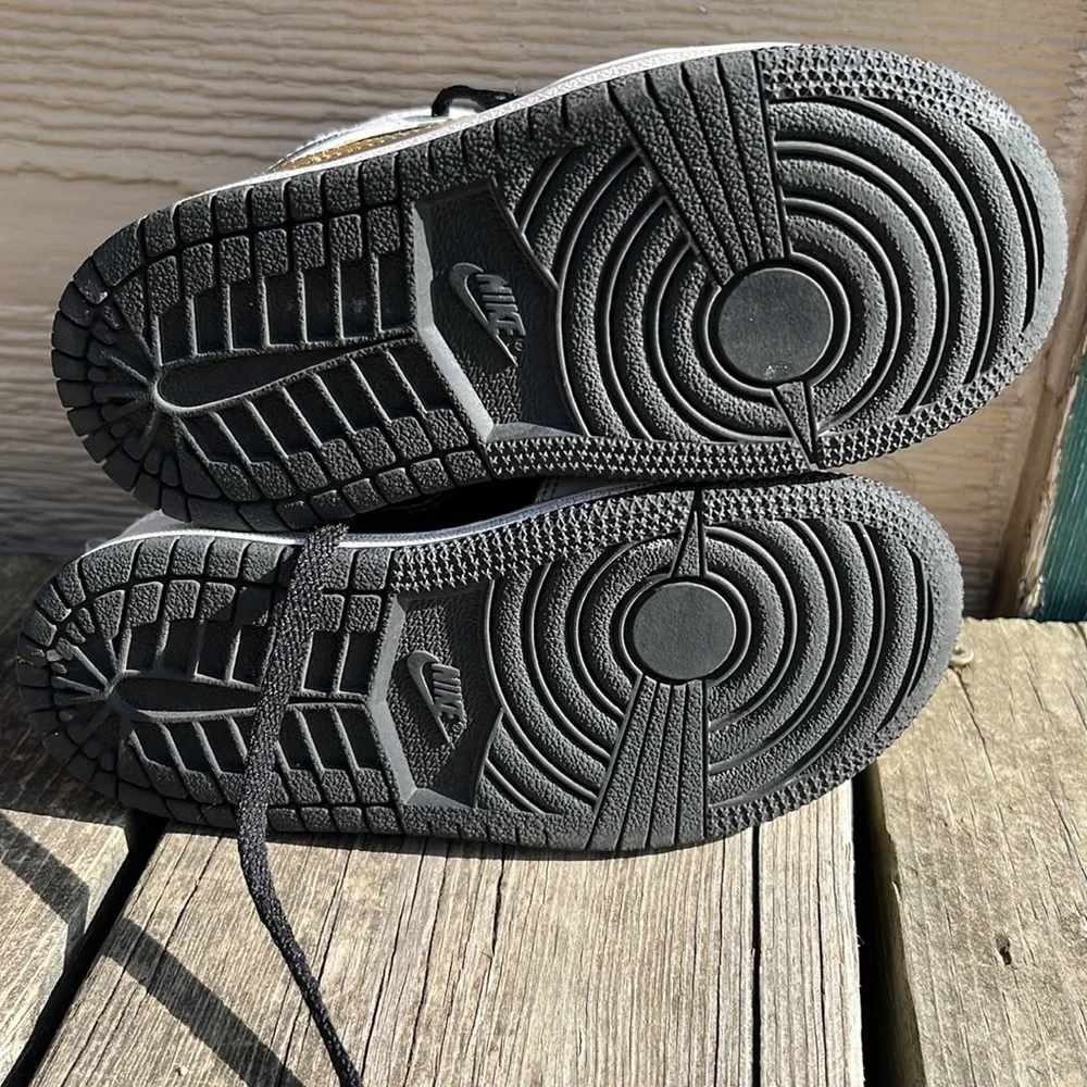 Jordan 1s - Picture 4 of 4